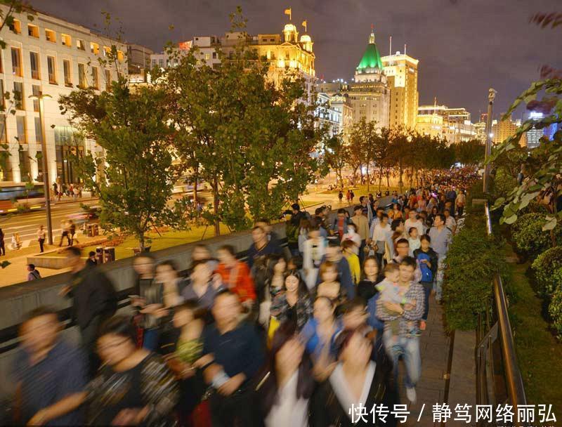 国庆25万人同游上海外滩, 众多游客挤到哭, 看到这一幕却很暖心