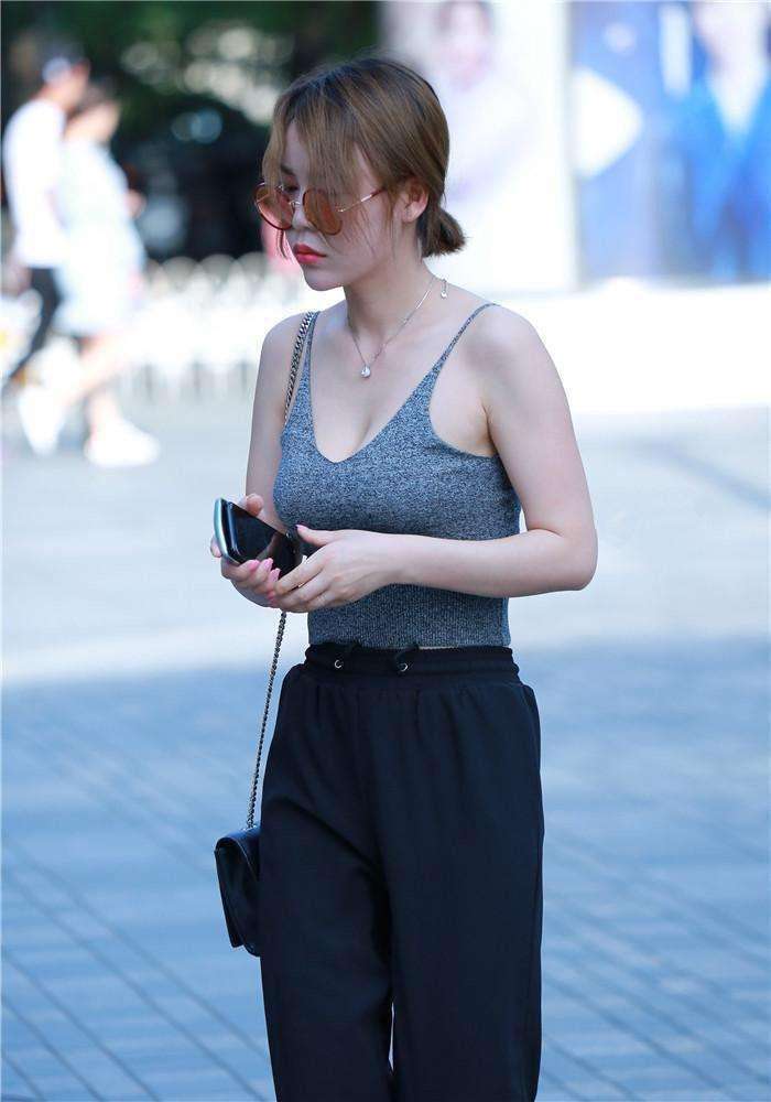 街拍: 清凉出街的丰盈辣妈, 这衣服明显小了啊