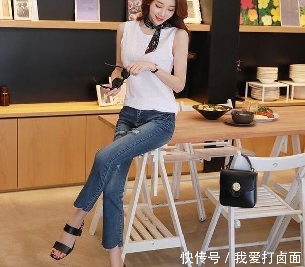 青春活力:充满青春活力,气场十足!,身材紧致的牛仔裤美女
