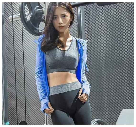 美图:齐臀紧身裤加迷人背心，衬托出S型曲线，看一眼就心动不已