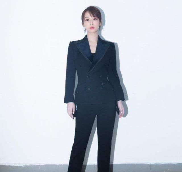  【看起来十】这还是那个邻家女孩杨紫吗？穿黑色职业装太帅气，完全不敢认！