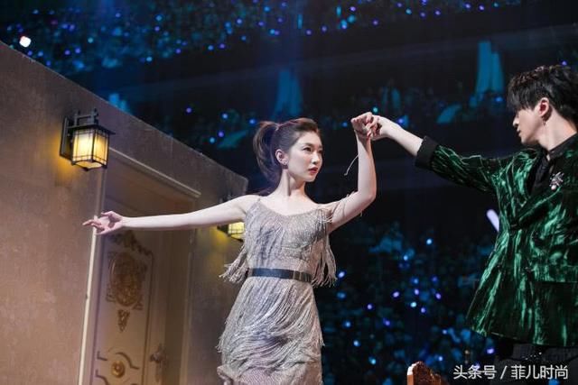 江疏影真猛！硬生生把露背裙穿成了“肚兜”网友：我可不敢这样穿