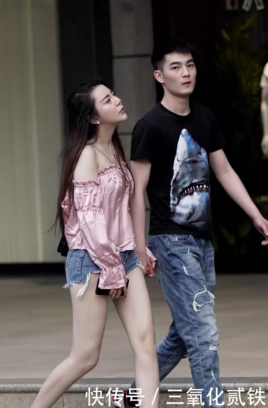 【 清纯】真让人着迷!,街拍:搭红衫的小姐姐一脸清纯的样子