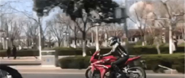  『内容』女骑士座驾，本田CBR500R，马力47匹，车主90后比车养眼
