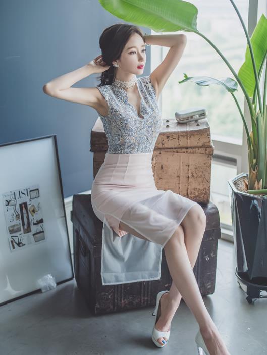  粉色|李妍静，一件复古短袖配粉色半身裙