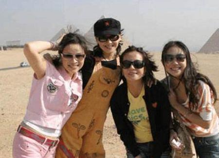 48岁许晴与41岁赵薇出游照流出, 一个嫩的掐出水, 一个老的认不出