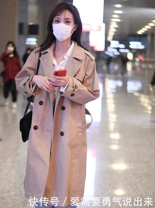 【冰淇淋】风衣不要只穿“卡其色”,今年流行“冰淇淋色”风衣,明星都在穿