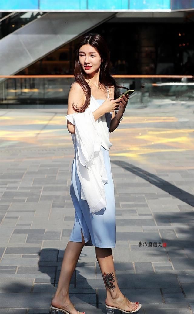  连衣裙■街拍：美女简单又美丽，就穿连衣裙