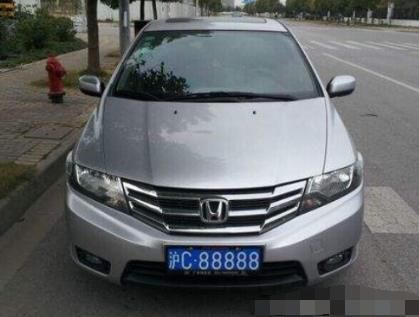  「女司机」又一嚣张女司机！近百辆车被她堵住，却叫嚣“你来砸