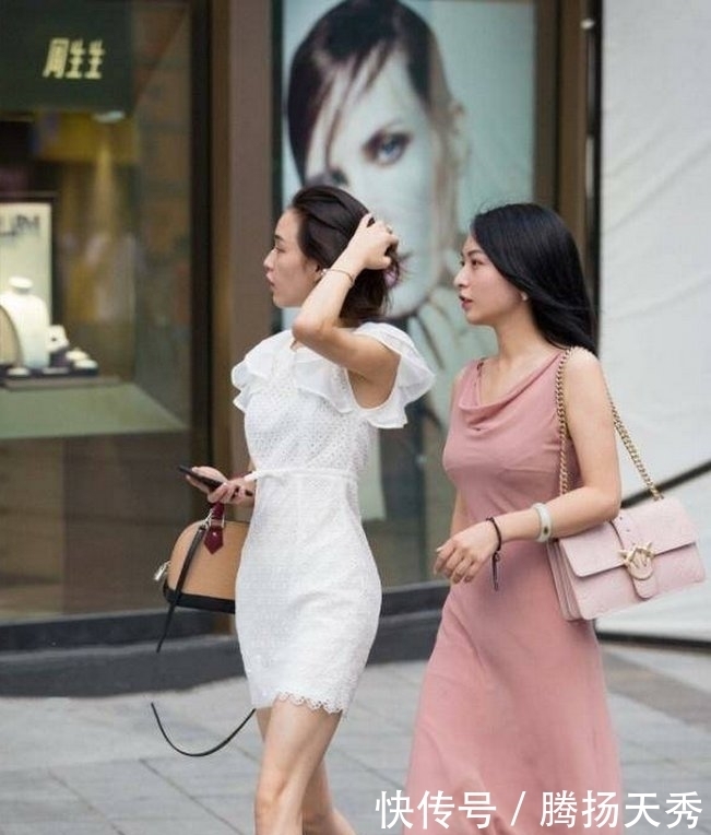  『凉爽』路人街拍,女这条裙子修身又洋气,凉爽而舒适