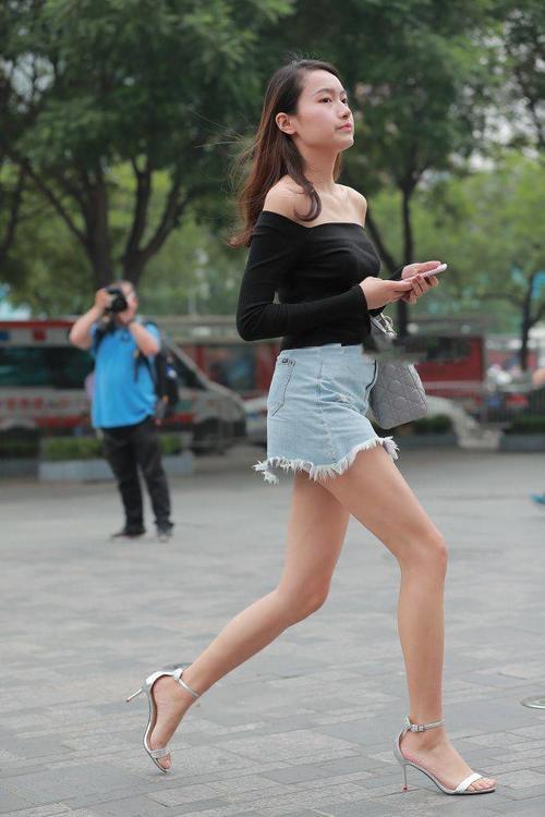 凹凸丰腴的紧身裤美女，展现女人的知性美气质，绽放女性的野性美