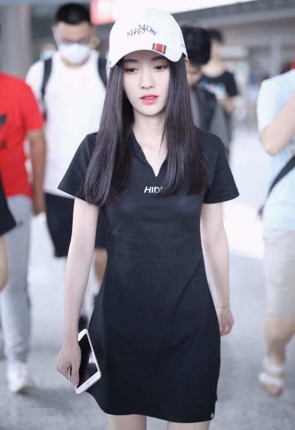 鞠婧祎绝了，小蛮腰和别人的大腿一般细，都能穿10岁女孩的衣服!