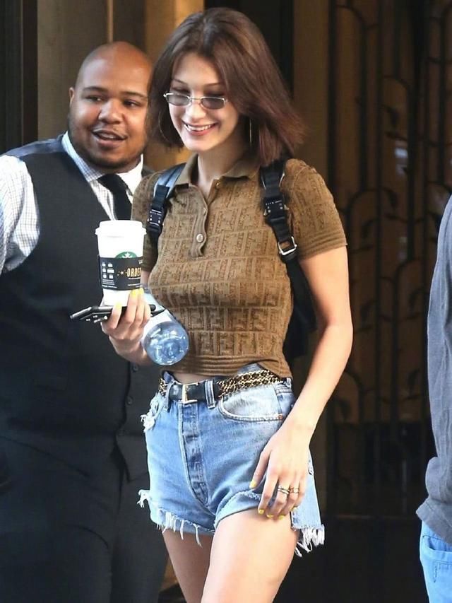 Bella秀小蛮腰，Gigi秀大长腿，网友：难怪只有姐姐是超模！