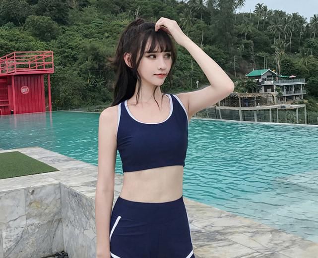 校花气质的名模!在鼓浪屿拍摄写真气场爆棚,眼神再看海边的风景