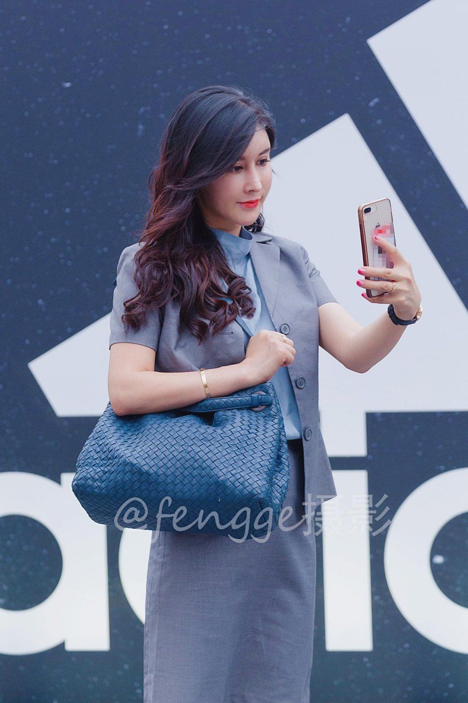 时尚街拍:三里屯来了个OL范时尚大美女，一路卖萌自拍玩到嗨