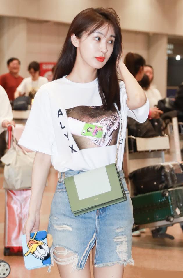 李菲儿的裙子不到2百块，穿成上万大牌感还很显腿长，这款必火！