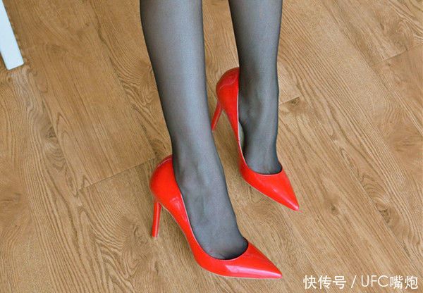 红色高跟鞋搭配黑色丝袜，不一样的优雅味道