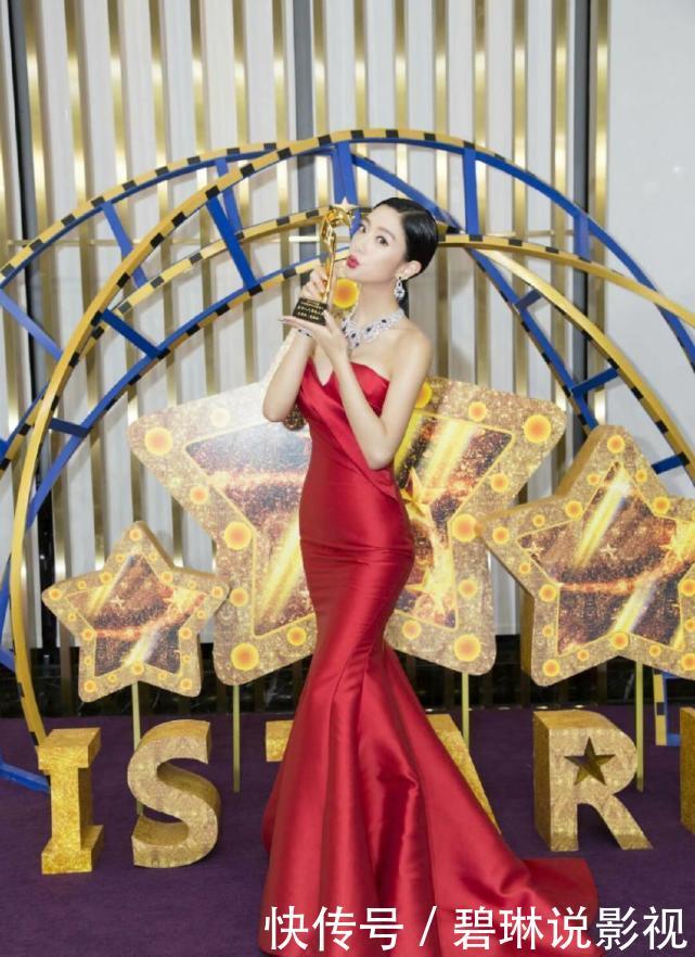 克拉拉一席抹胸红裙元气满满，小秀事业线！你被撩到了吗？