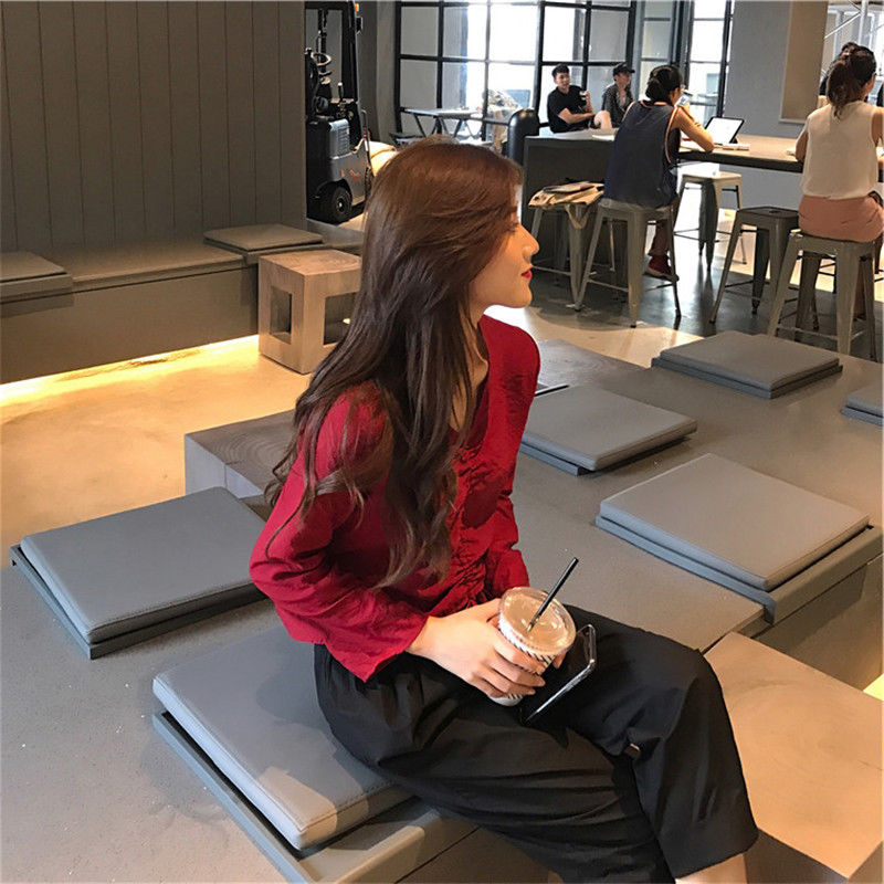 国庆出去玩，穿裙子不方便!新出的休闲套装+小白鞋，到哪都洋气