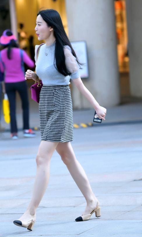 美女街拍 样子很温柔，淑女范儿的走来，肤白美腿的性感美女