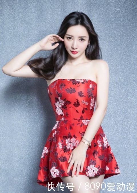 柳岩抹胸裙秀曼妙身姿，蚂蚁腰太抢镜了，好奇怎么穿上去的