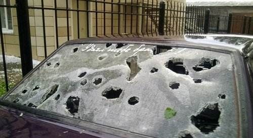  汽车■天降冰雹，许多汽车都解开了遮羞布，网友：质量好才是真
