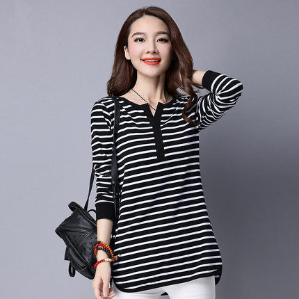 老婆一米55,但从不穿高跟鞋,穿这“小衫”+牛仔裤,显高到爆