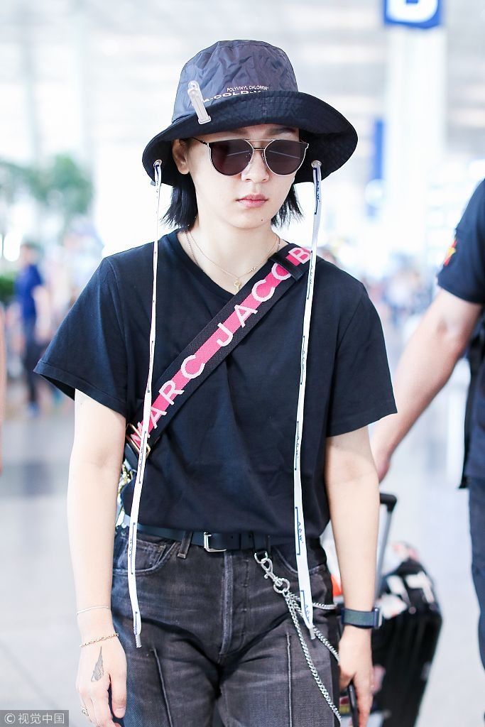 周笔畅全黑look遮不住平胸“小短腿”  戴吊带帽扮酷吐舌卖萌秒破