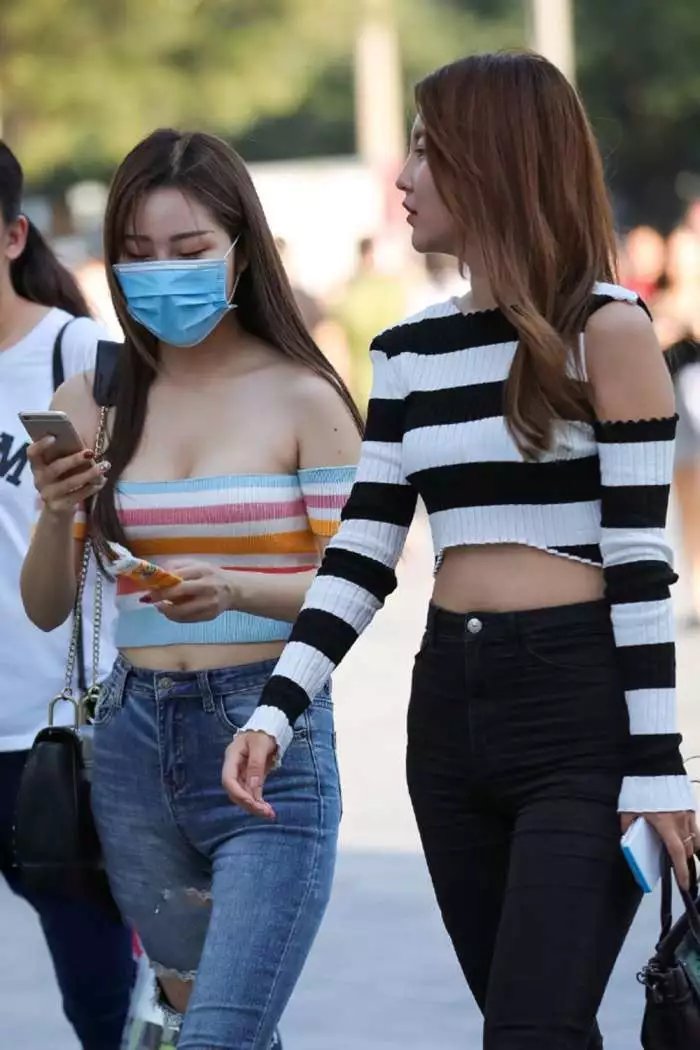 街拍:丰润破洞牛仔裤美女, 露肩装显白皙肌肤