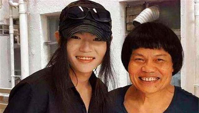  『为香港最丑』周星驰最丑配角，妻子挥霍过亿身家后离去，如今生活让人羡慕