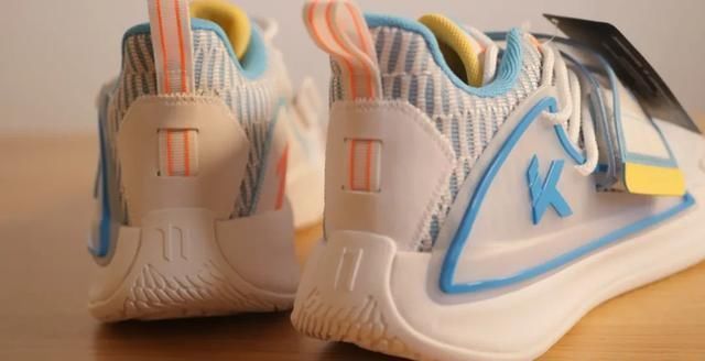  『水花二代』三百块入手国产好鞋！设计大升级 配置不逊色千元旗舰款