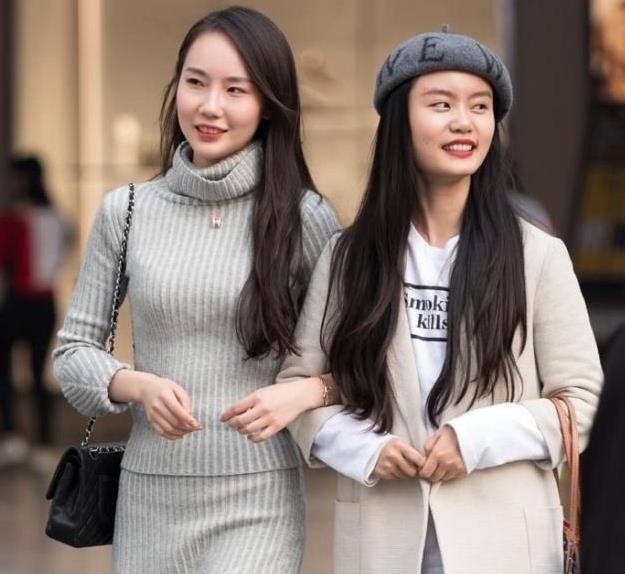 「 美女」穿搭靓丽,尽显好身姿!,美女街拍:笑容甜美的小姐姐
