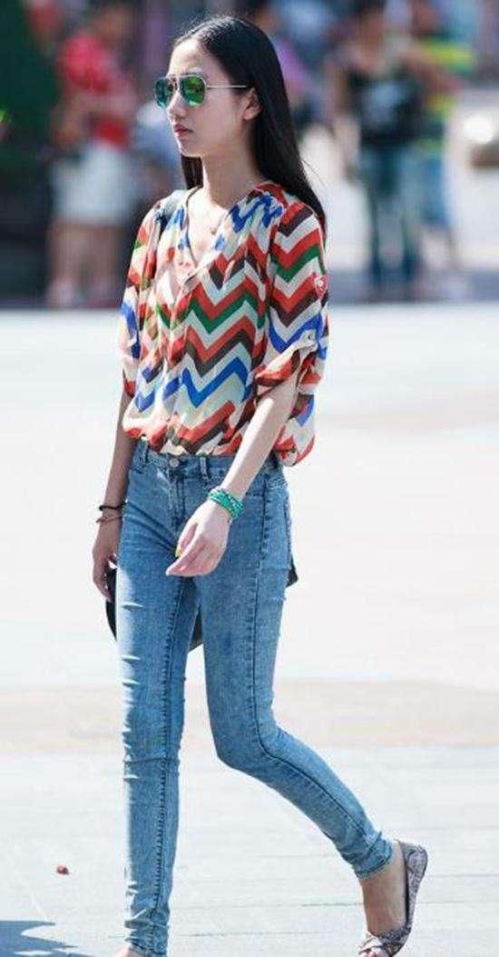 街拍: 纯白的吊带上衣,好短的牛仔短裤,白皙修长的美腿,真美!