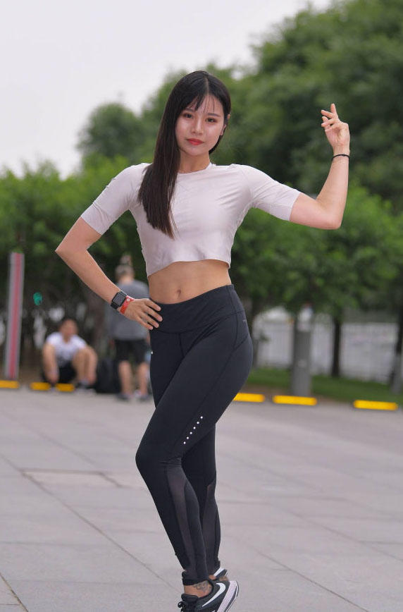 黑色紧身裤小姐姐臀部饱满线条紧致，纤细的小蛮腰很有看头