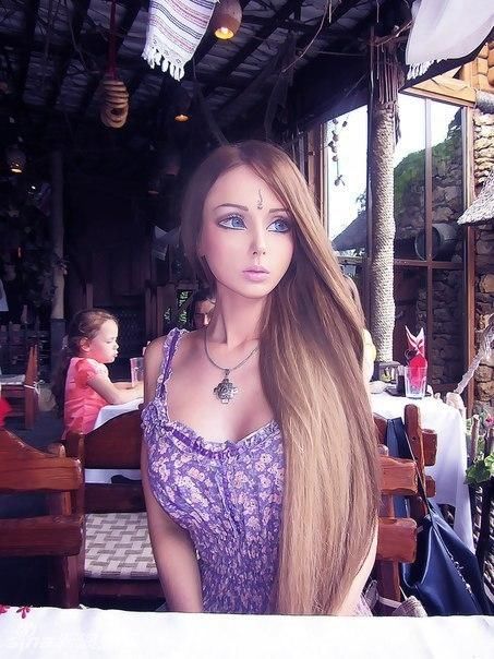 日本女孩每天花3小时将自己打扮成“芭比”，只因患上了一种顽疾