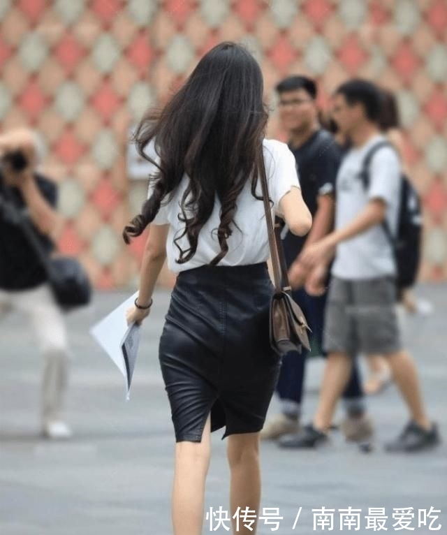 美女■简单有个性而且舒适洋气,长发飘飘的美女搭配黑色短裙