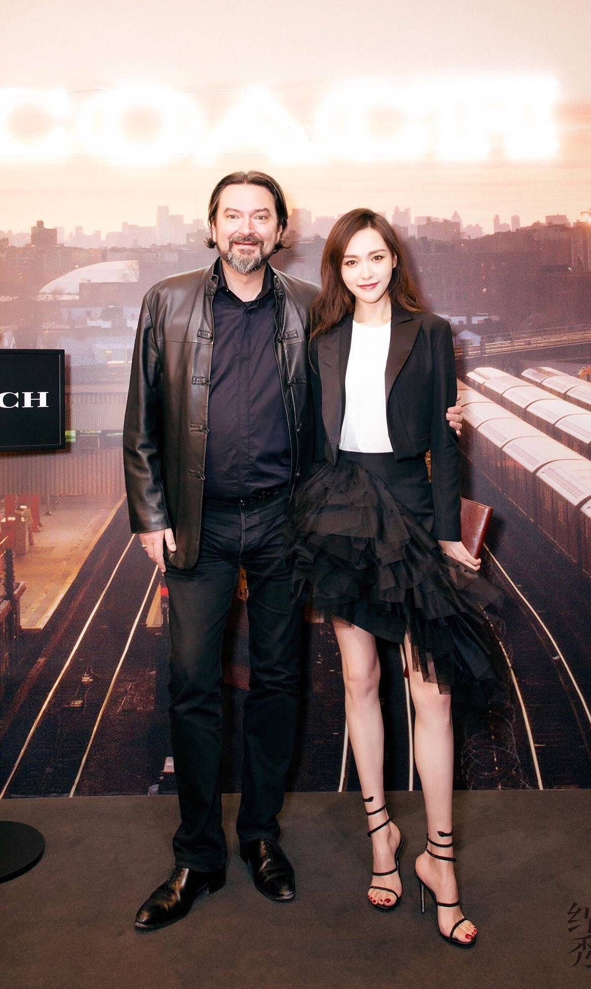 唐嫣穿高跟鞋出席活动，这足弓太美了