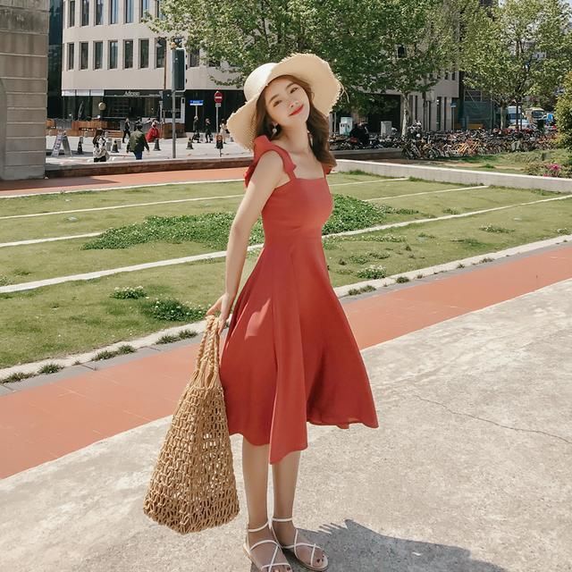 今年特别流行的吊带裙，比碎花连衣好看太多