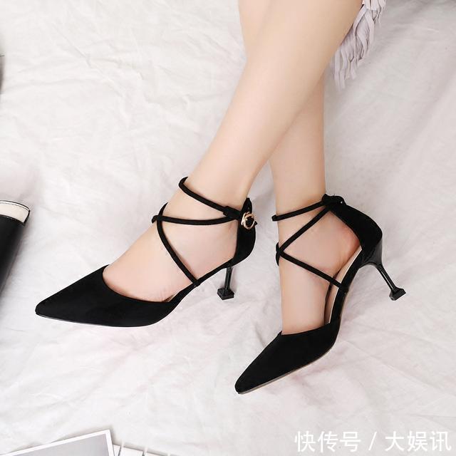 美脚搭美鞋，细高跟鞋，穿出的是动人气质