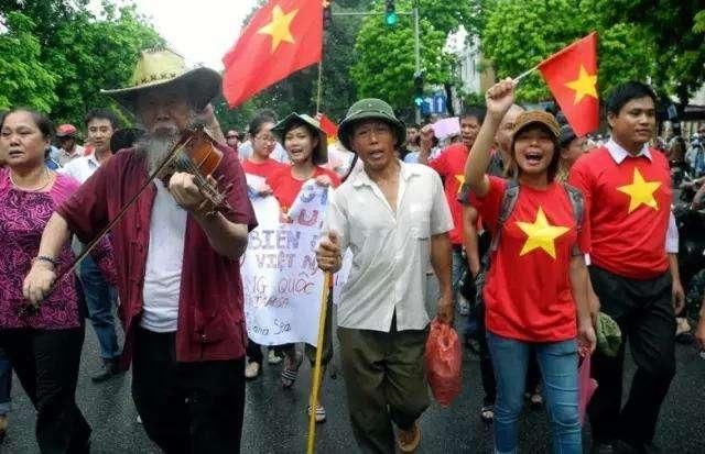 越南美女来中国旅游:坐高铁时提出了一个要求，让乘务员头疼万分