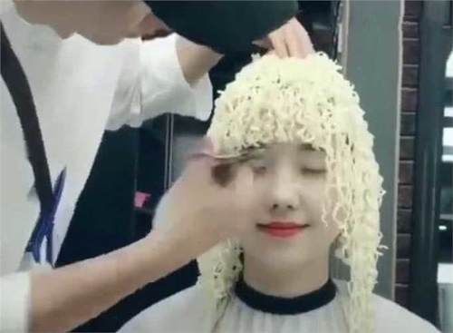 女子烫了一款方便面发型,网友：加点调料就能吃了