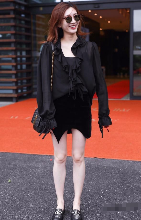 江疏影的短裙被剪了那么多刀还那么时尚，因为她的腿实在太美!