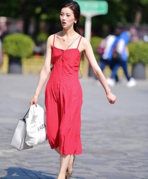  『显得』潮范儿女神来了，街拍：媚态如风的小姐姐，一条红色的连衣裙，时尚优雅风采迷人