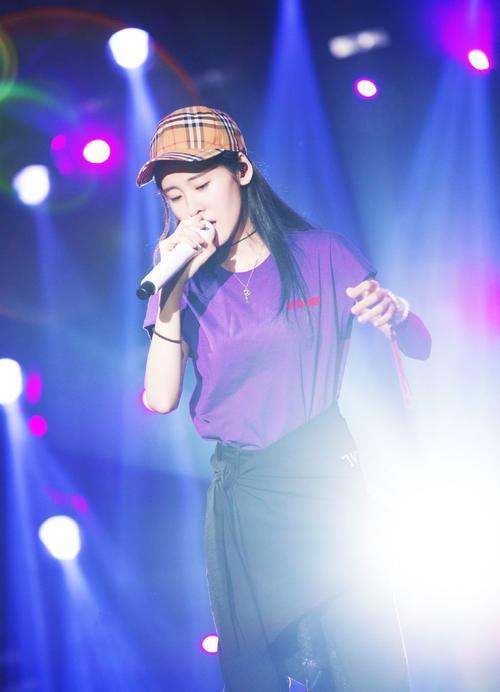 张碧晨穿的跟素人差不多，平时都是这么吸粉的？