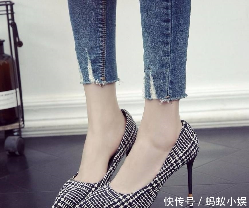  女人味：性感高跟鞋露出纤细的大长腿，简简单单透露女人味