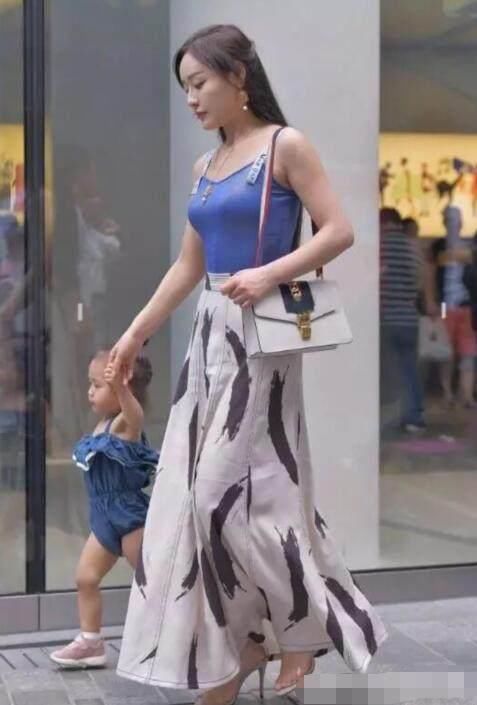 街拍: 少妇和少女区别在哪? 看看图1和图4你就知道了!