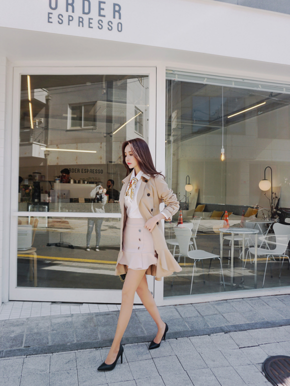 女神孙允珠，劳伦斯蜜色街头时尚飘逸风衣