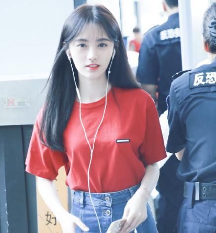 鞠婧祎竟然大庭广众下提裙子!知道了原因却令人心疼……