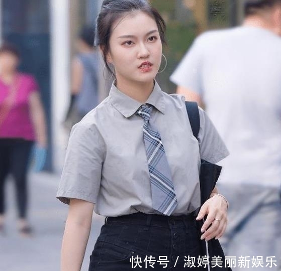 短袖|街拍:眉清目秀的美女,一件条纹短袖配牛仔热裤,时尚魅力气质美
