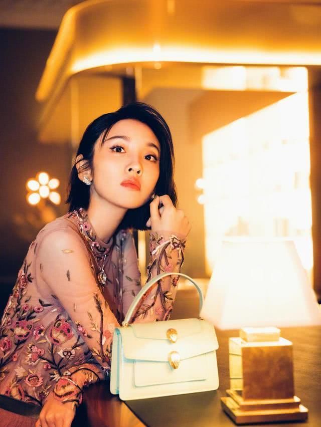  「大胆」跟随唐艺昕学穿衣搭配，美少女风十足，时尚潮流糖度暴增